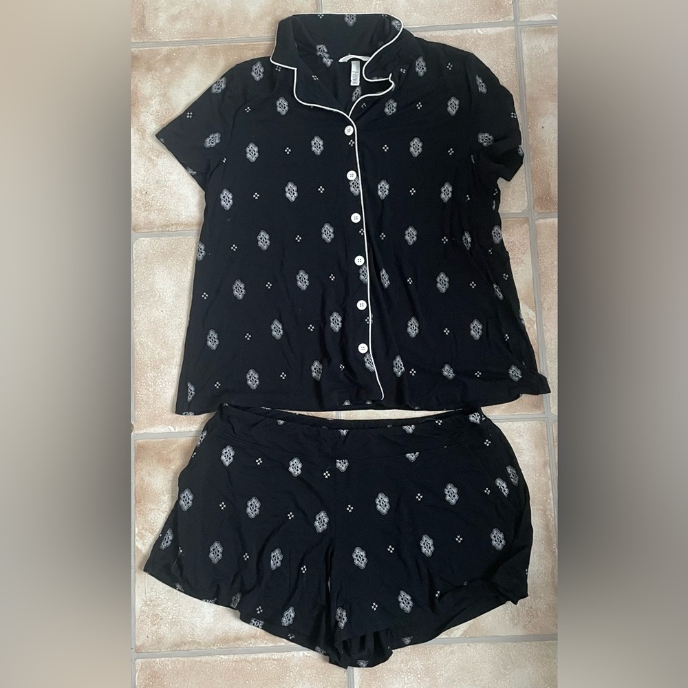 Soma women’s black and white 2 piece short sleeve button up pajama set; size L